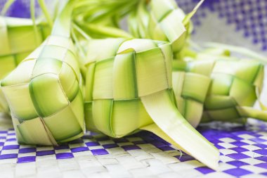 Ketupat veya pirinç hamur tatlısı olan Malezya en ikonik incelik çanak sırasında eid mubarak. Doğal pirinç genç Hindistan cevizi ile sarılmış terk.