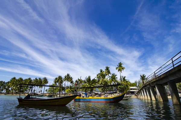 Beautiful traditional fisherman village located at Terengganu, Malaysia at sunny day with blue sky — Stock Photo, Image