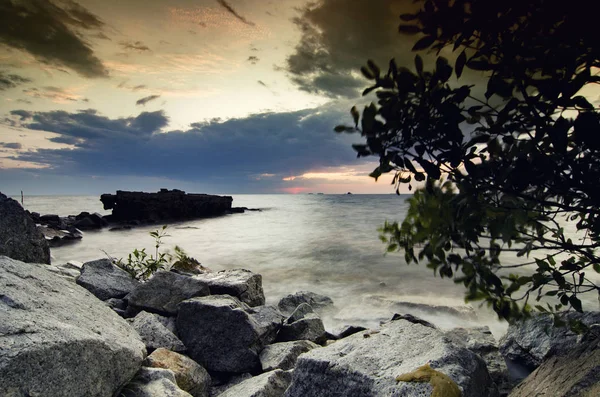 Bellissima natura di paesaggio marino durante il tramonto con nuvole drammatiche e luce solare. messa a fuoco morbida e scatto a lunga esposizione — Foto Stock