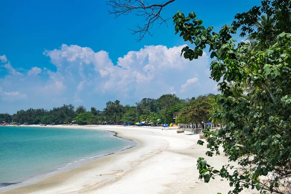 Vakker tropisk strand på solskinnsdag med blå himmelbakgrunn og hvit forlatt sand – stockfoto
