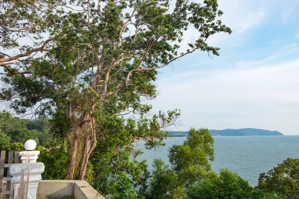 Hermosa vista al mar tropical desde el acantilado, cielo nublado y azul — Foto de Stock