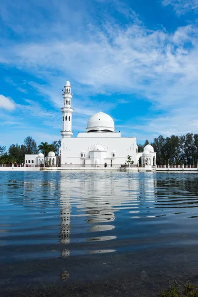 Güzel doğa ve yansıma Tengku Tengah Zaharah Camii, Terengganu Malezya bulunan en ikonik yüzen cami.