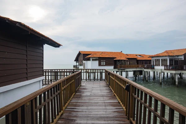 plaja yumuşak dalga kıyıya ve bulutlu gökyüzü isabet yakın yüzen evi