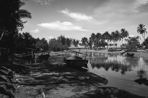 Vacker natur svartvit bild med reflektion och skuggan av traditionella fiskebyn ligger i Terengganu i Malaysia under lågvatten vatten — Stockfoto