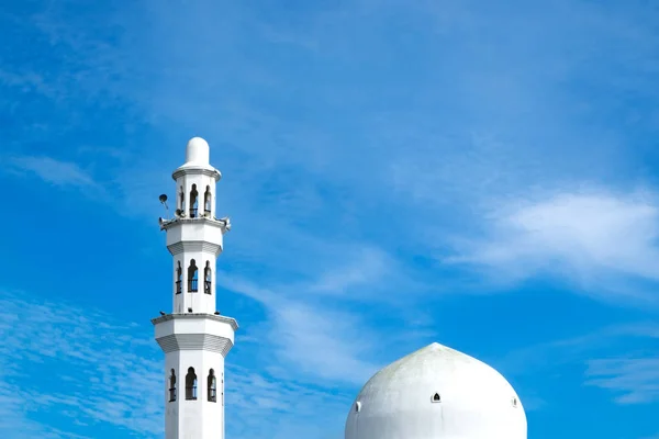 Красивая архитектура, минарет и купол мечети Тенгку Тенга Захара с голубым небом на фоне, знаковая плавающая мечеть, расположенная в Теренггану Малайзия . — стоковое фото