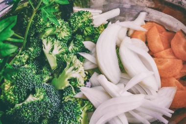 Sebze görüntü kadar kapalı. Brokoli, havuç ve soğan yemek hazır.