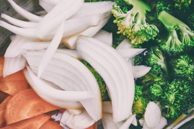 Sebze görüntü kadar kapalı. Brokoli, havuç, Birliği ve biber pişirilmiş hazır