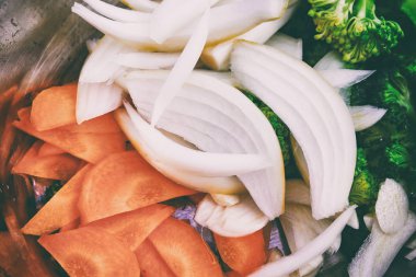 Sebze görüntü kadar kapalı. Brokoli, havuç, Birliği ve biber pişirilmiş hazır