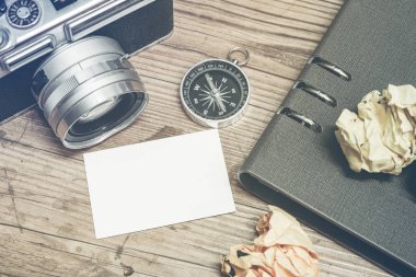 seyahat ve backpackers kavramı, vintage fotoğraf makinesi, çökmek ahşap zemin üzerinde kağıt, compas ve planlayıcısı kitap düzeni.