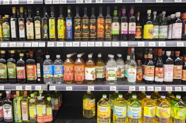 Selangor, Malezya - 12 Haziran, 2017: çeşitli gıda sirke ve pişirme yağ hypermart Puncak Alam, Malezya rafa ekranda