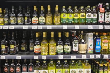Selangor, Malezya - 12 Haziran, 2017: hypermart Puncak Alam, Malezya rafa zeytinyağı ekranda çeşitli
