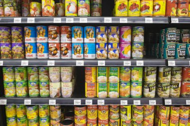 Selangor, Malezya - 12 Haziran, 2017: meyve çeşitli rafa hypermart Puncak Alam, Malezya üzerinde görüntüleyebilir