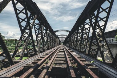 perspektif görüntülemek eski demiryolu Köprüsü güneşli gün