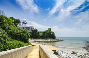 Mavi gökyüzü arka plan ile güneşli gün, yol ve güzel tropik sahil yürüyüş