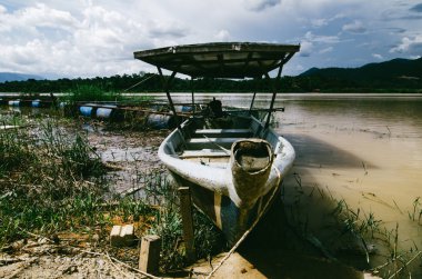 Güzel kırsal manzara, Perak devlet, Malezya güneşli gün Sungai Perak Nehri Bankası önünden yolcu alır üzerinde tekne demirlemiş