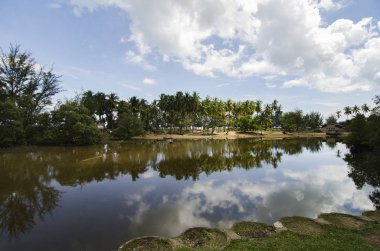 güzel bir ülke yan sahne, nehir yüzey ve bulutlu gökyüzü arka plan yansıması