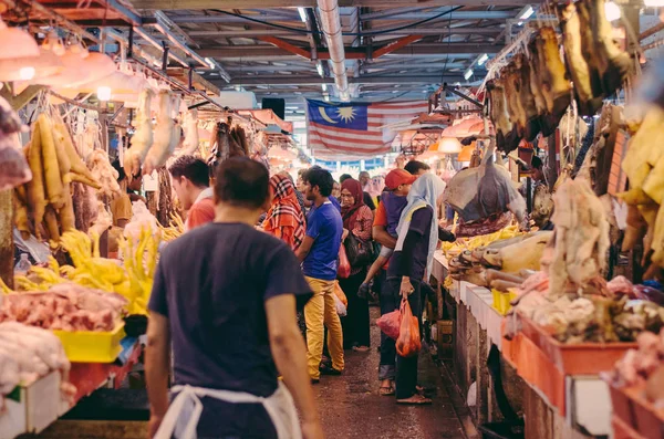 Kuala Lumpur, Maleisië-April 9: Bedrijfsactiviteiten op Bukit Bintang dagelijks nat markt, het grootste natte in Kuala Lumpur — Stockfoto