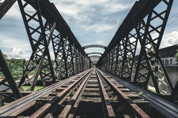 perspektif görüntülemek eski demiryolu Köprüsü güneşli gün