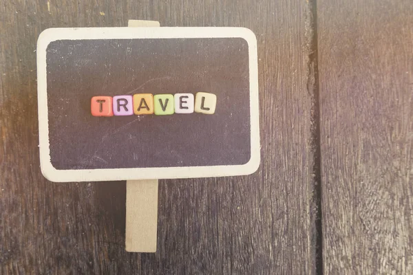 단어 블록 햇빛 나무 배경 위에 간판에 여행 휴일 및 휴가 개념에 대 한 이상적인 플레어 — 스톡 사진