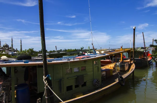 Barco pescador tradicional de Malasia, anclado sobre el fondo del cielo azul en el día soleado — Foto de Stock