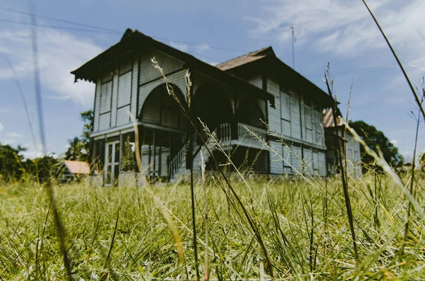 Abandonar la casa de madera situada en Kuala Kangsar, Malaysia.sunny día y fondo cielo azul — Foto de Stock