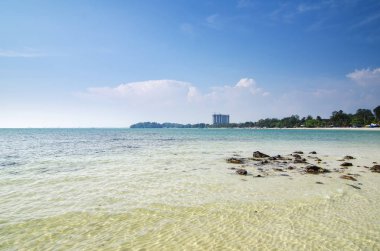 Güzel tropikal plaj ve mavi gökyüzü arka plan