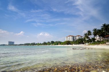 Güneşli bir gün, güzel tropikal kumlu plaj