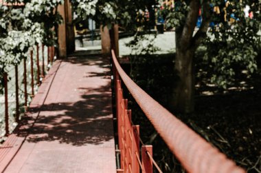 Güneşli bir gün köprüde asılı