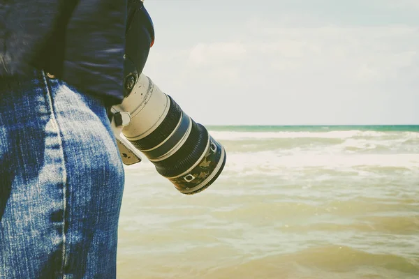 Image recadrée d'un photographe debout sur la plage de sable fin au soleil — Photo