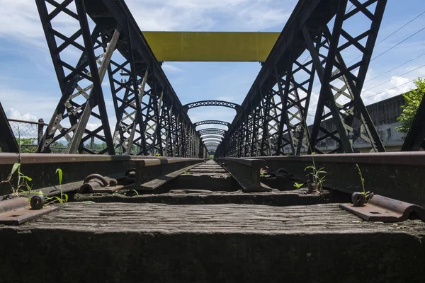 Перспективный вид старого железнодорожного моста в солнечный день — стоковое фото