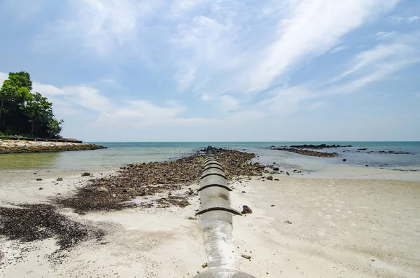 Playa de arena tropical en el día soleado y el fondo del cielo azul — Foto de Stock