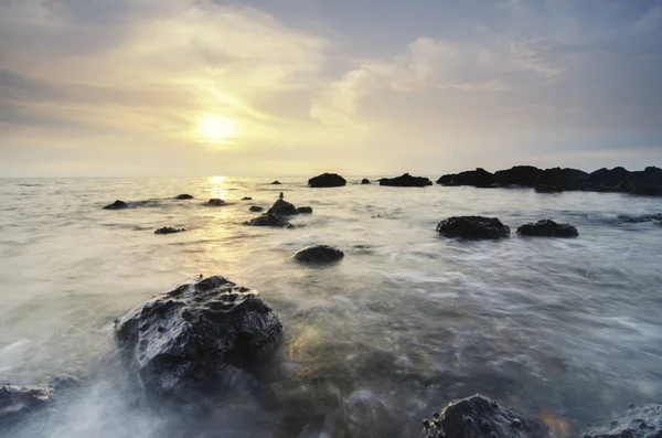 Imagen de fondo, puesta de sol y playa tropical — Foto de Stock