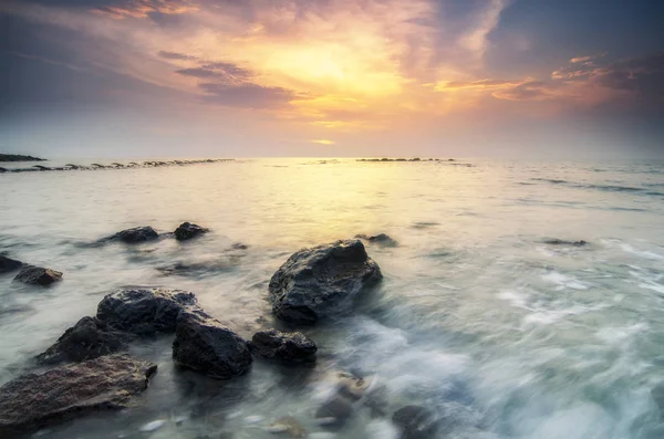 Εικόνα φόντου, απαλό κύμα χτυπώντας τον βράχο στην τροπική παραλία πάνω από χρώμα μαγικό φως του ήλιου — Φωτογραφία Αρχείου