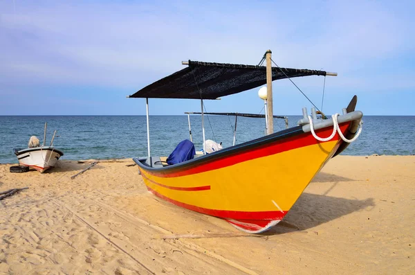 Traditional Malaysian fisherman boat on sandy beach — Stock Photo, Image