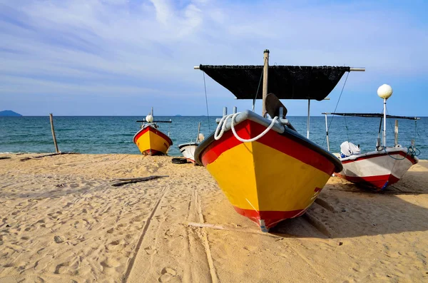 Barco pescador tradicional malaio na praia arenosa — Fotografia de Stock