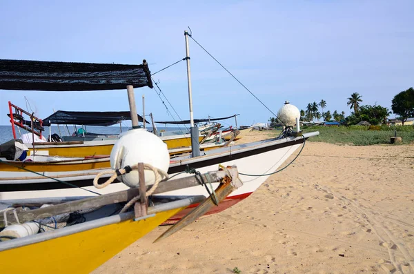 Traditionelles malaiisches Fischerboot am Sandstrand und in einem Dorf in Terengganu, Malaysia — Stockfoto