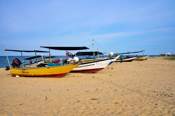 Traditionelles malaiisches Fischerboot am Sandstrand und in einem Dorf in Terengganu, Malaysia — Stockfoto