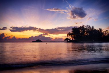güzel deniz görünümü siluet sahne üzerinde çarpıcı gündoğumu background.sunlight kiriş ve dalga yumuşak kumlu plaj isabet