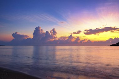 güzel deniz görünümü sahne üzerinde çarpıcı gündoğumu background.sunlight kiriş ve dalga yumuşak kumlu plaj isabet