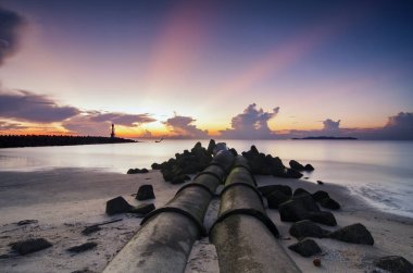  tropik sahil boyunca gündoğumu arka plan. bulutlar ve ufukta güneş ışığı ray