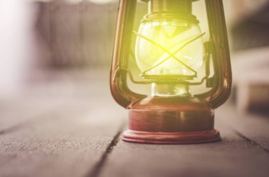 Ahşap zemin üzerinde Vintage fener