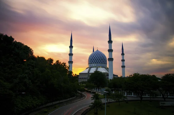 The beautiful Sultan Salahuddin Abdul Aziz Shah Mosque over stunning sunrise background. — Stock Photo, Image