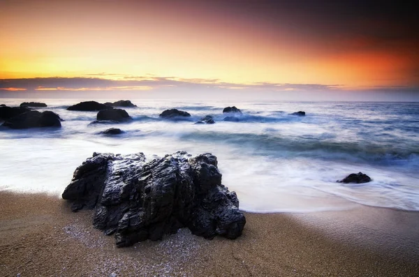 Tropisch strand zonsopgang zeezicht. zachte Golf raken zandstrand — Stockfoto