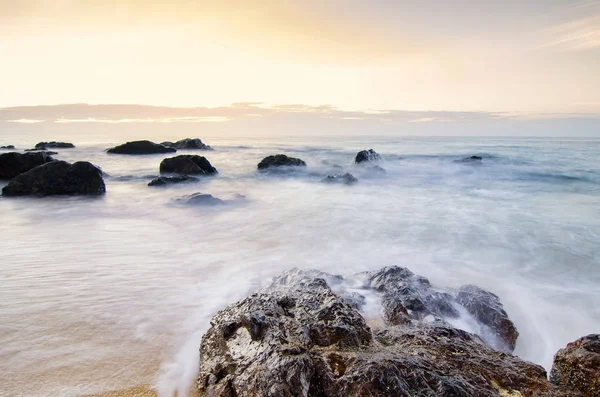 Tropisch strand zonsopgang zeezicht. zachte Golf raken zandstrand — Stockfoto