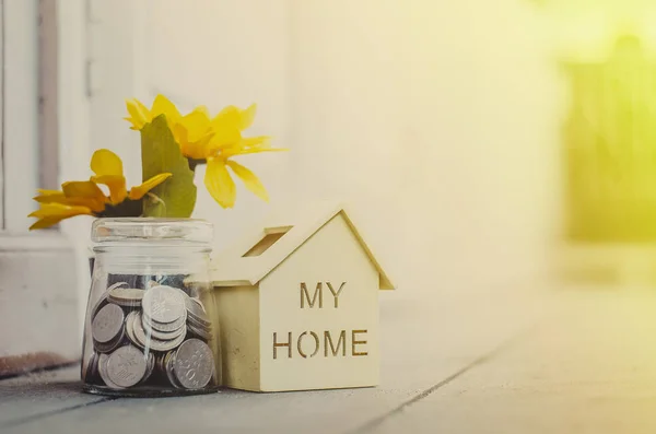 Concepto financiero, ahorro de dinero para la compra de casa . — Foto de Stock