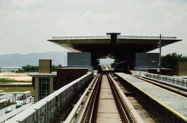 Ειδική σχεδίαση γέφυρα και το σταθμό Μαλαισίας μάζα ταχείας διέλευσης σιδηροδρομικές — Φωτογραφία Αρχείου