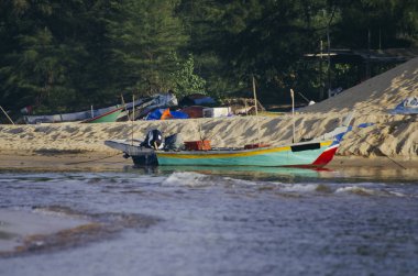 parlak güneşli bir günde altında güzel deniz görünümü ve sandy beach üzerinde geleneksel balıkçı tekne palamarla