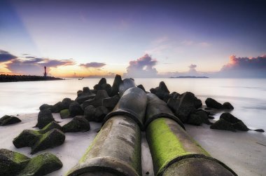 deniz görünümü sahne üzerinde çarpıcı gündoğumu background.sunlight kiriş ve dalga yumuşak kumlu plaj isabet