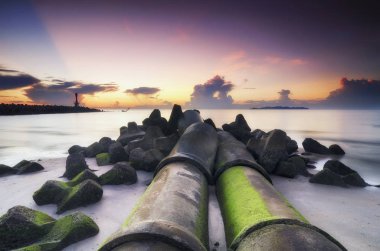 güzel deniz görünümü sahne üzerinde çarpıcı gündoğumu background.sunlight kiriş ve dalga yumuşak kumlu plaj isabet