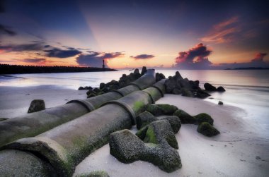 güzel deniz görünümü sahne üzerinde çarpıcı gündoğumu background.sunlight kiriş ve dalga yumuşak kumlu plaj isabet
